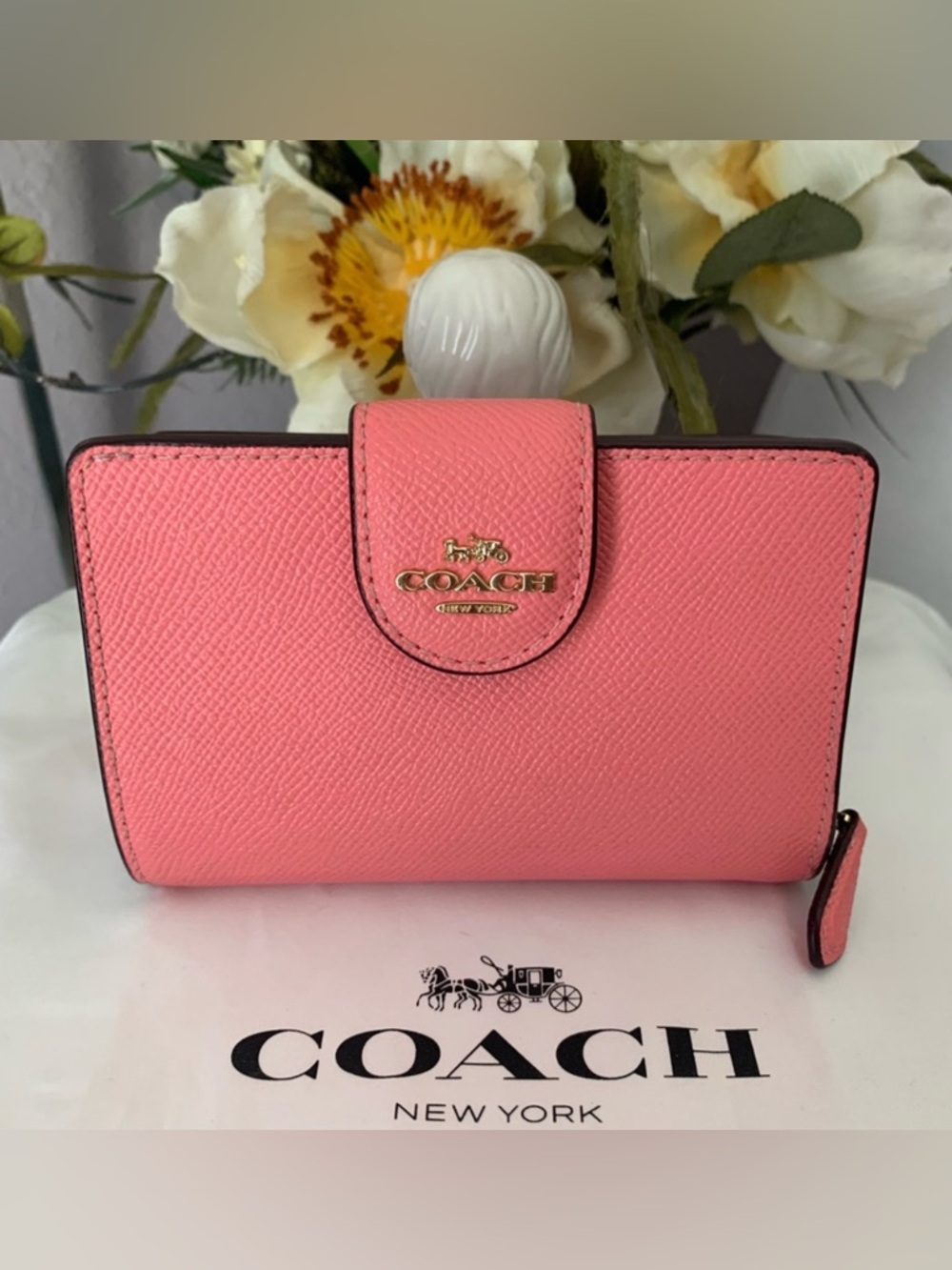 NWOT Coach Medium Leather Corner Zip Wallet